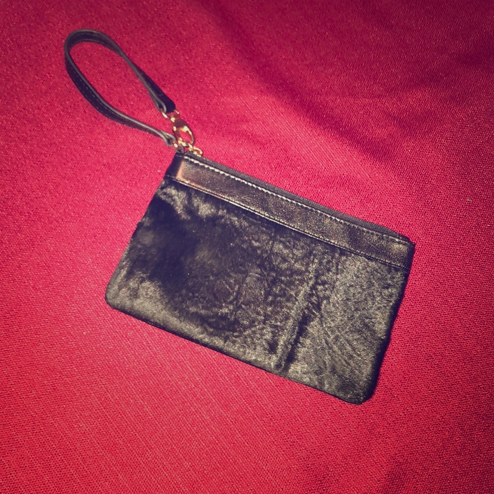 Small wristlet
